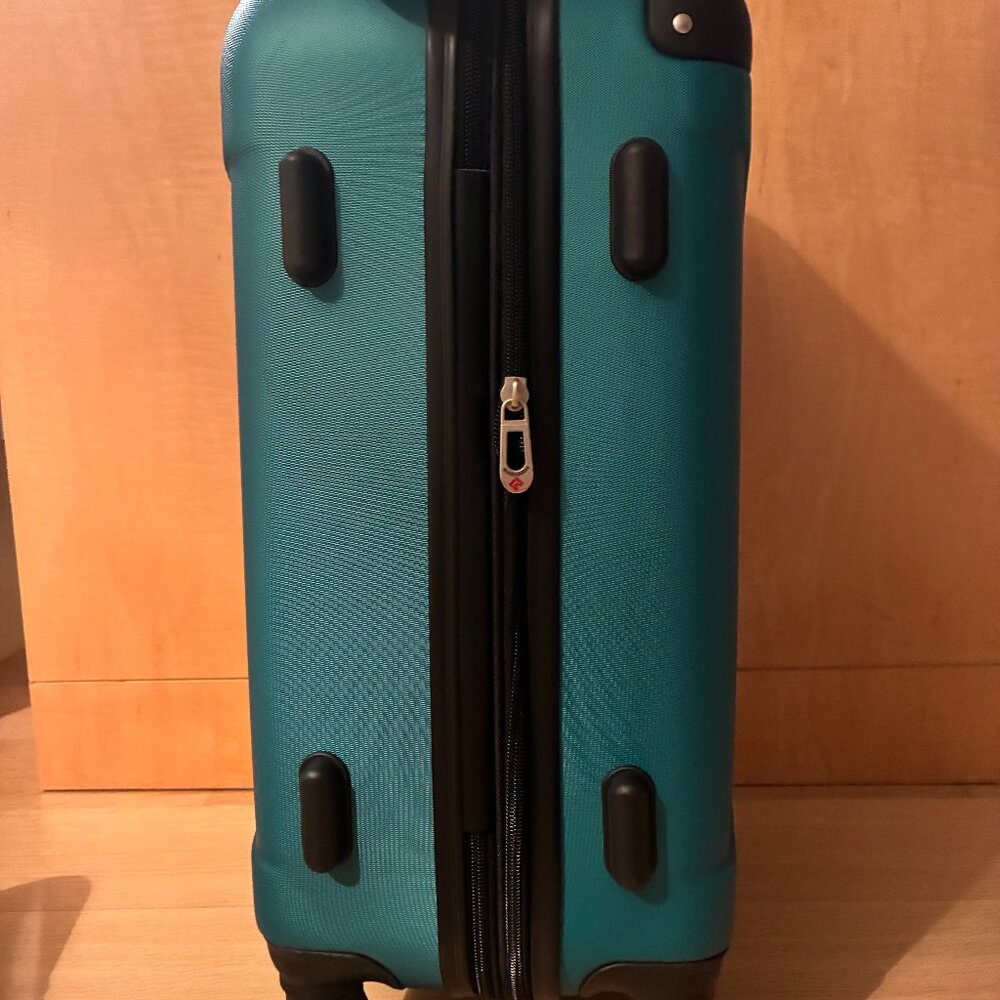 Brand New Traveler's Club Chicago 20" suitcase - Picture 2 of 3